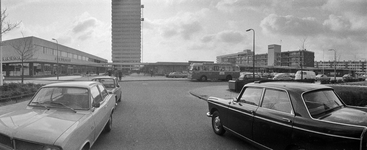 123841 Gezicht op een deel van het winkelcentrum Kanaleneiland (Hammerskjöldhof) te Utrecht, vanuit de Eisenhowerlaan, ...